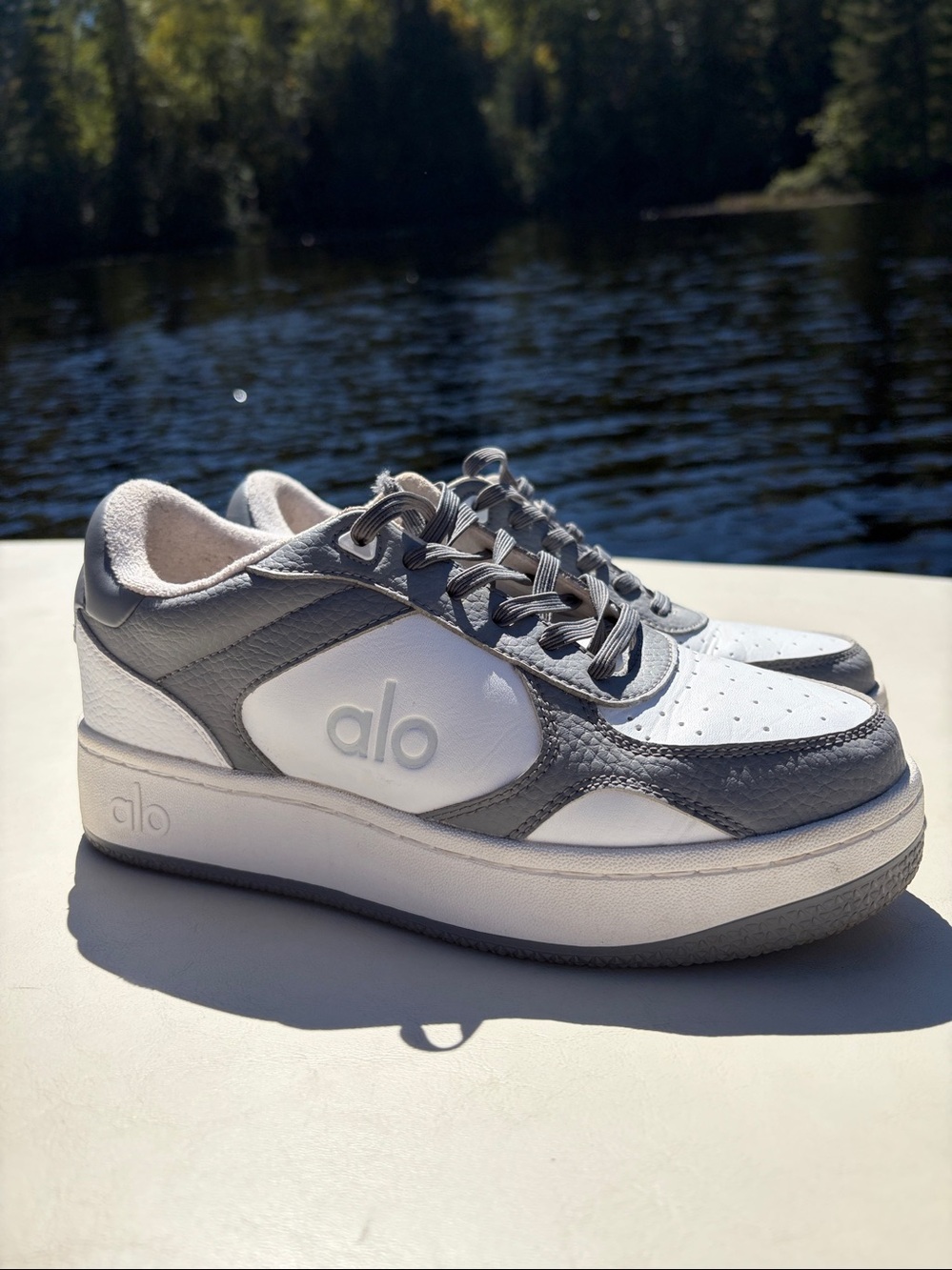 ALO Yoga unisex women 7 men 5.5 White and Gray recovery Sneakers
